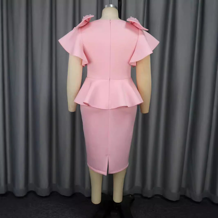 Damen Elegantes Kleid mit voluminösen Rüschensäumen und Perlenakzenten Drune