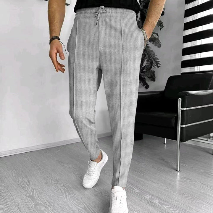 Herren nan schmal zulaufende Jogging-Chino aus strukturierter Webqualität mit elastischem Tunnelzugbund und dekorativer Bügelfalte Drune