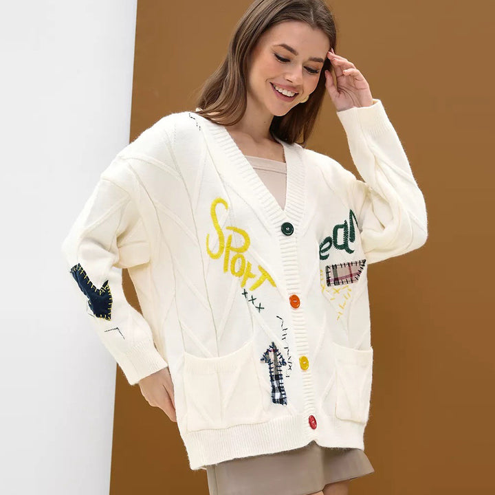 Damen verspielte Strickjacke mit bunten Applikationen und Taschen Drune