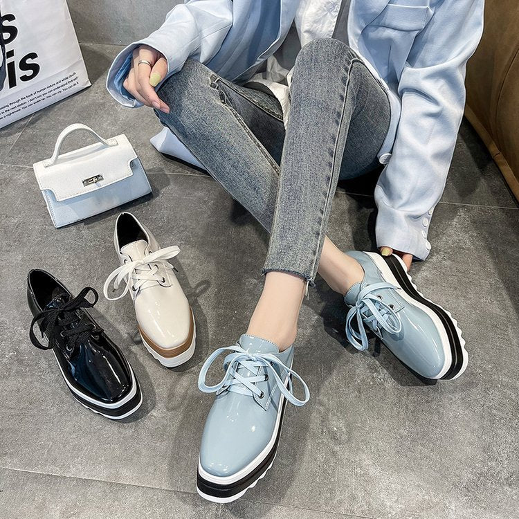 Damen Modische Plateau-Sneaker mit schickem Glanz und komfortabler Sohlenkonstruktion Drune