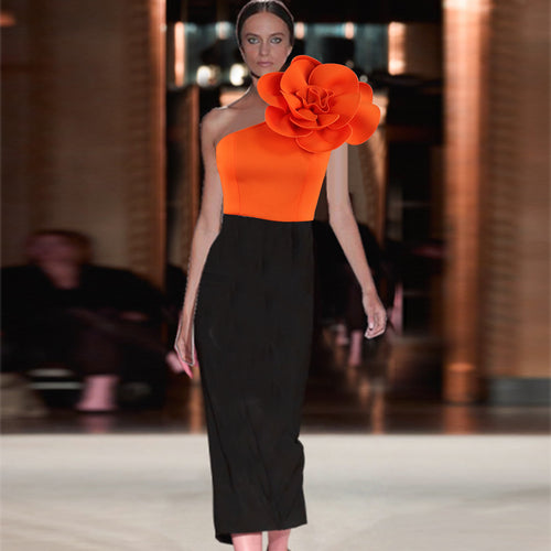 Damen figurbetontes Kleid mit asymmetrischem Blumenakzent Drune