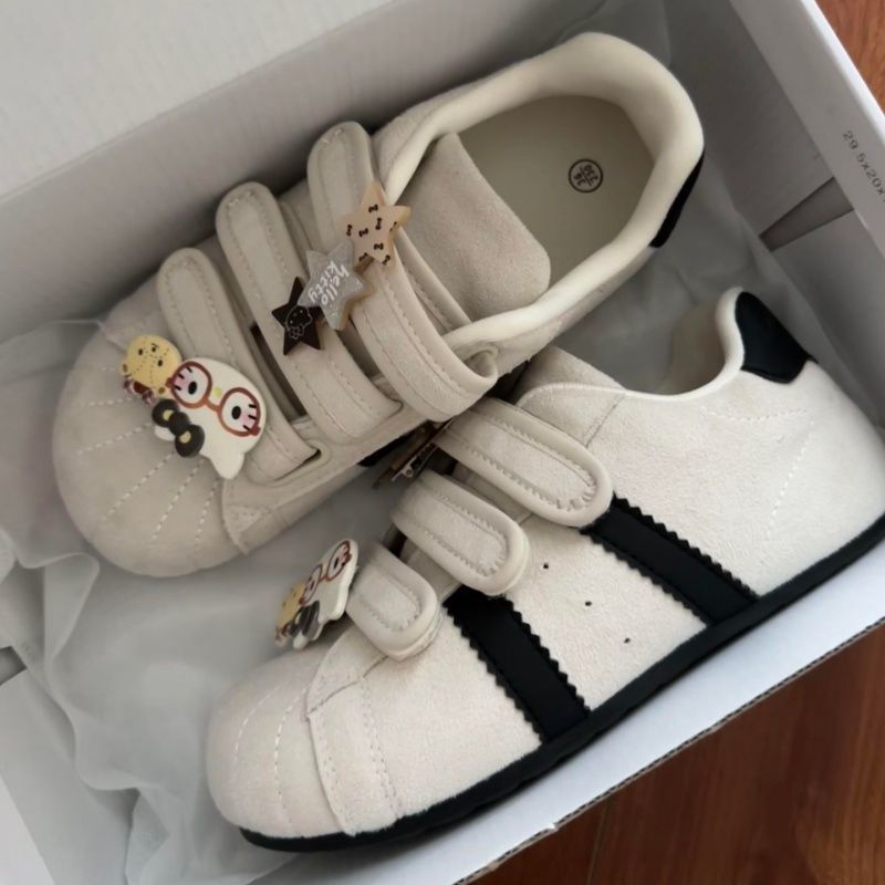 Damen Sneaker mit verstellbarem Klettverschluss und verspielten Applikationen Drune