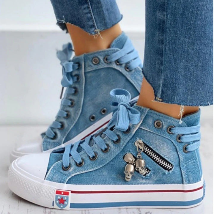 Damen nan hoher Sneaker in Jeansoptik mit seitlichem Reißverschluss und dekorativen Anhängern Drune