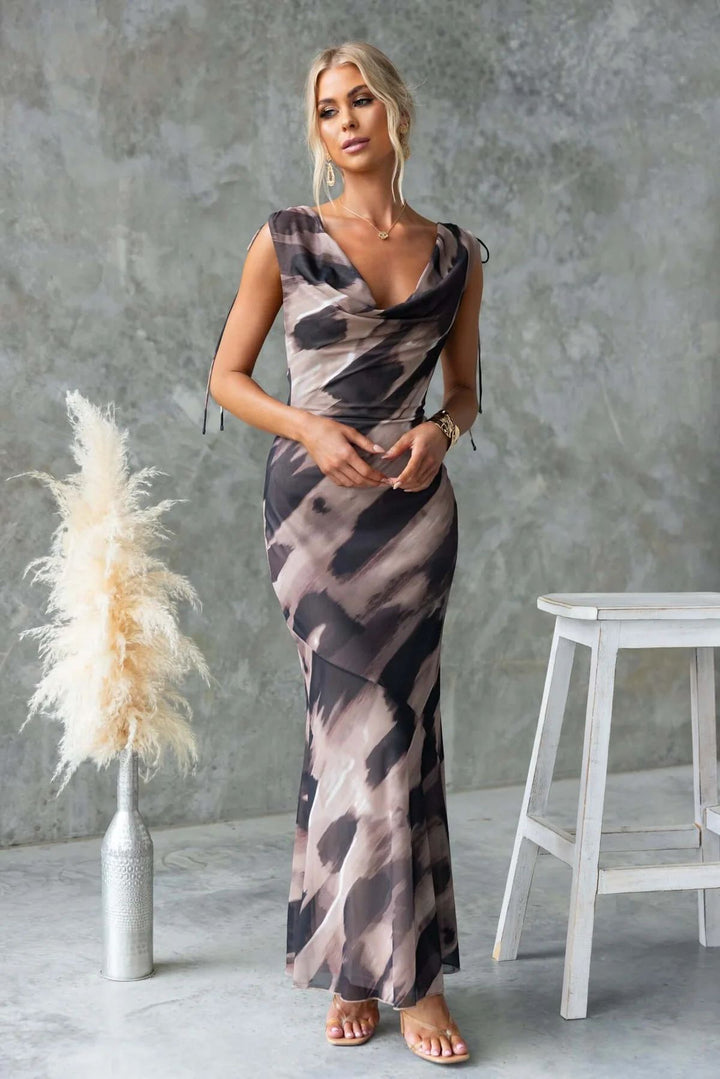 Damen Maxikleid mit elegantem Wasserausschnitt und floralen Akzenten Drune