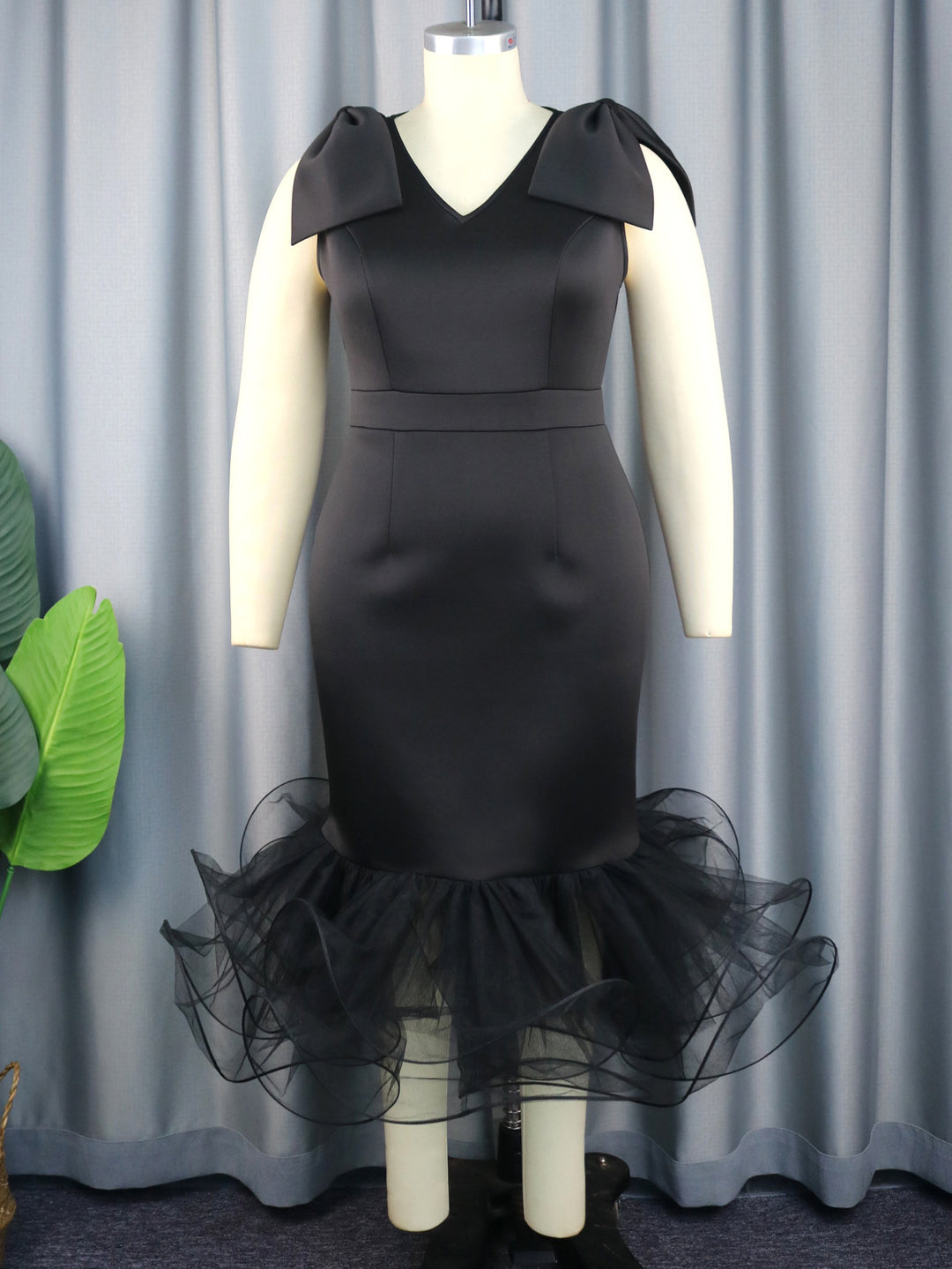 Damen elegantes Kleid mit innovativen Tüllrüschen Drune