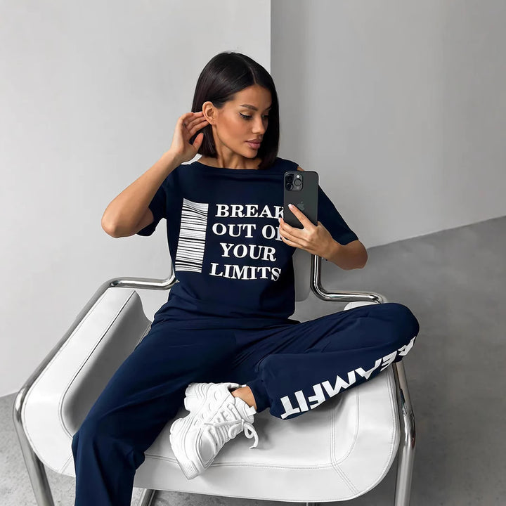 Damen Sportlicher Lounge-Anzug mit modischen Cut-Out-Ärmeln und Statement-Druck Drune