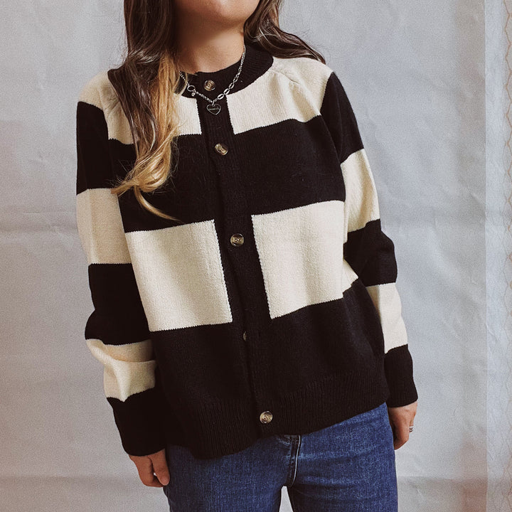 Damen lässige Strickjacke mit modischem Blockstreifenmuster und hochwertigen Knöpfen Drune