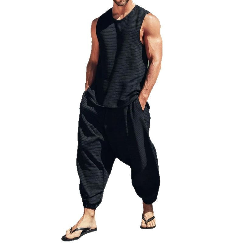 Herren lässiges Sommer-Outfit mit luftiger Weste und weiten Hosen Drune