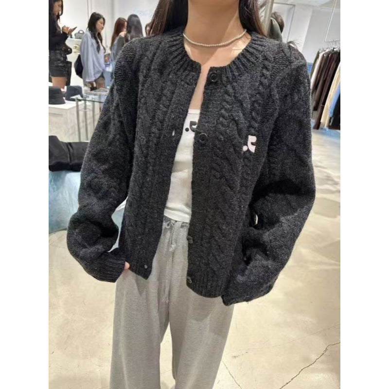 Damen Grobstrickjacke mit elegantem Zopfdesign und einzigartigen Knopfdetails Drune