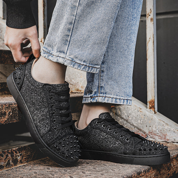 Damen glitzernder Low-Top Sneaker mit spitzem Nietenbesatz und gepolstertem Lederfutter Drune