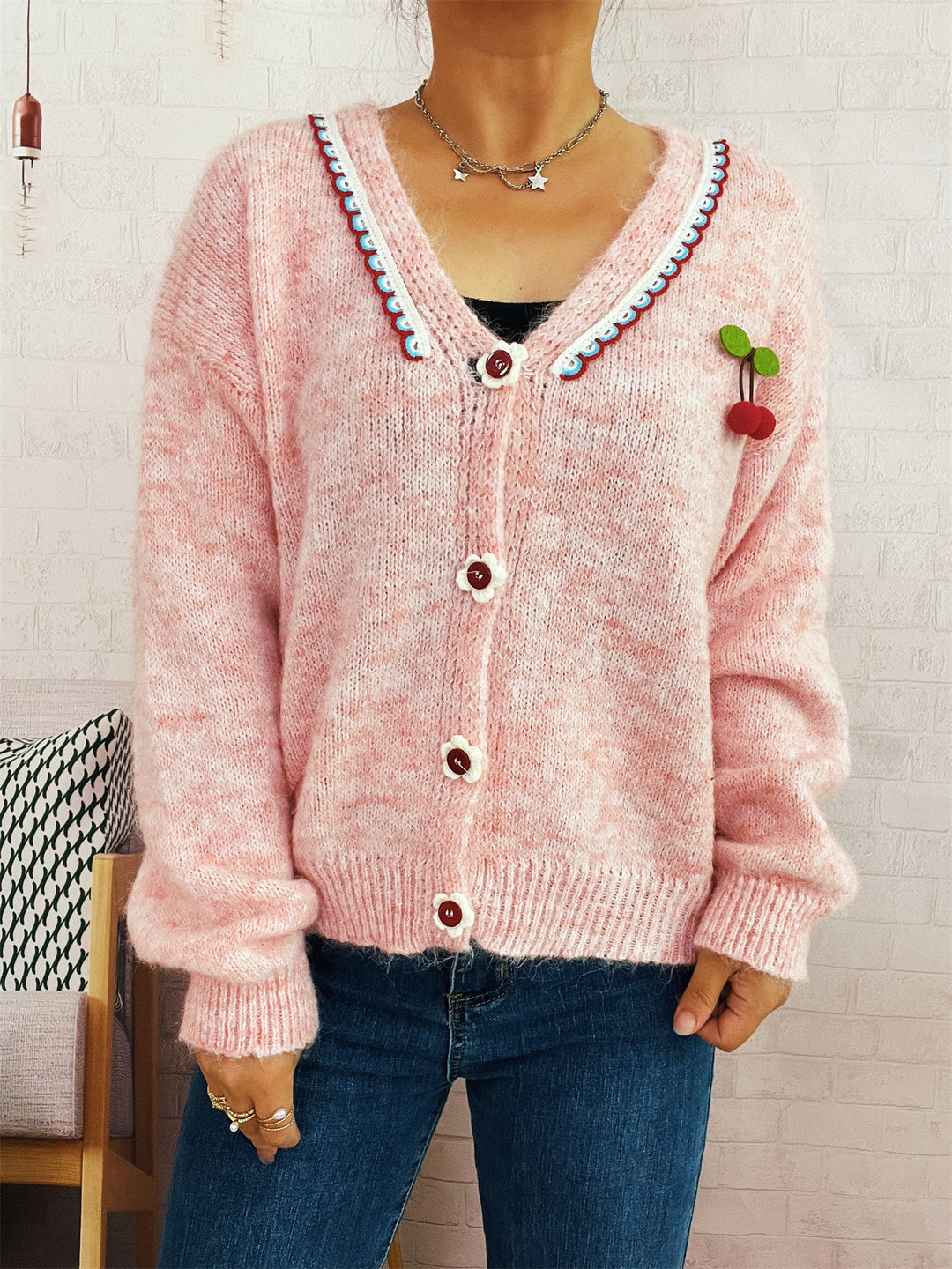 Damen kuschelige Strickjacke mit verspieltem Blütenmuster und Knopfdetails Drune