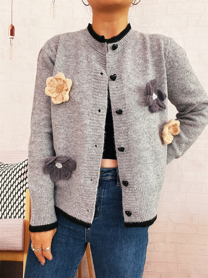 Damen Strickjacke mit floralem Design und dekorativen Herzknöpfen Drune