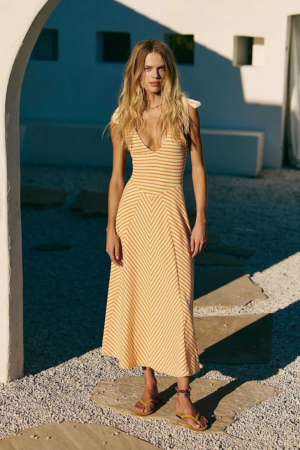 Damen Maxi-Sommerkleid mit verspielten Trägern und elegantem V-Ausschnitt Drune