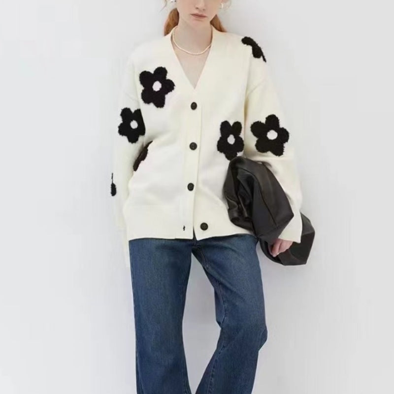 Damen Strickjacke mit Blumenapplikationen und dezentem V-Ausschnitt Drune