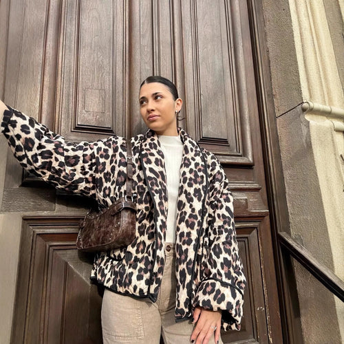Damen Leoprint Bomberjacke mit stylischem Schnitt und praktischen Taschen Drune