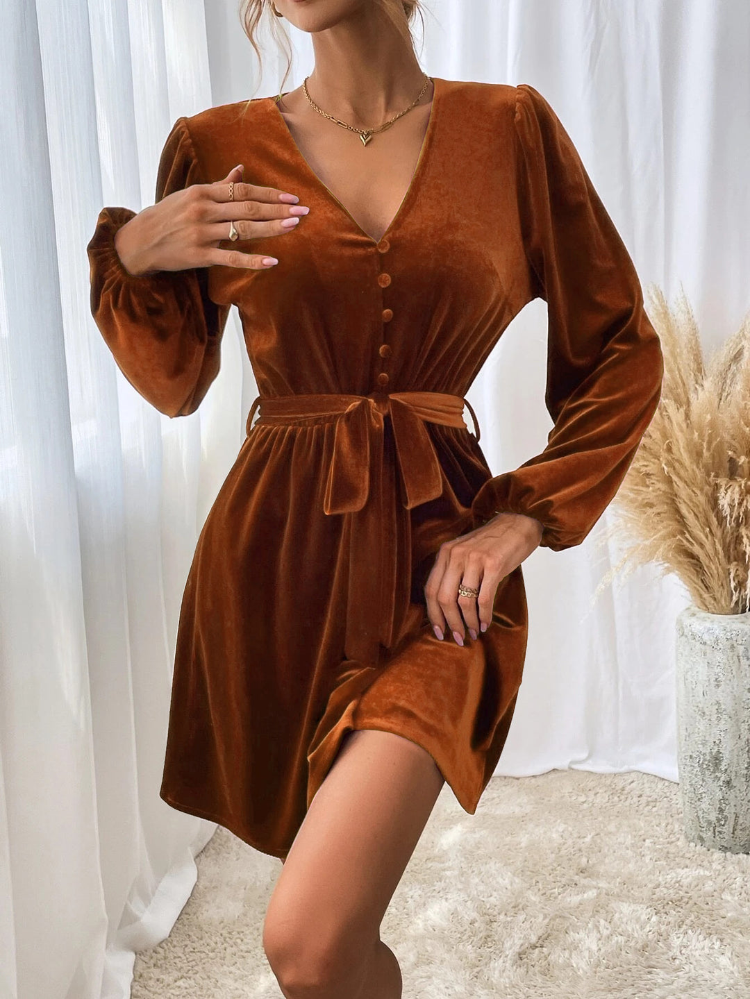 Damen Samtkleid mit tiefem V-Ausschnitt und Taillengürtel Drune