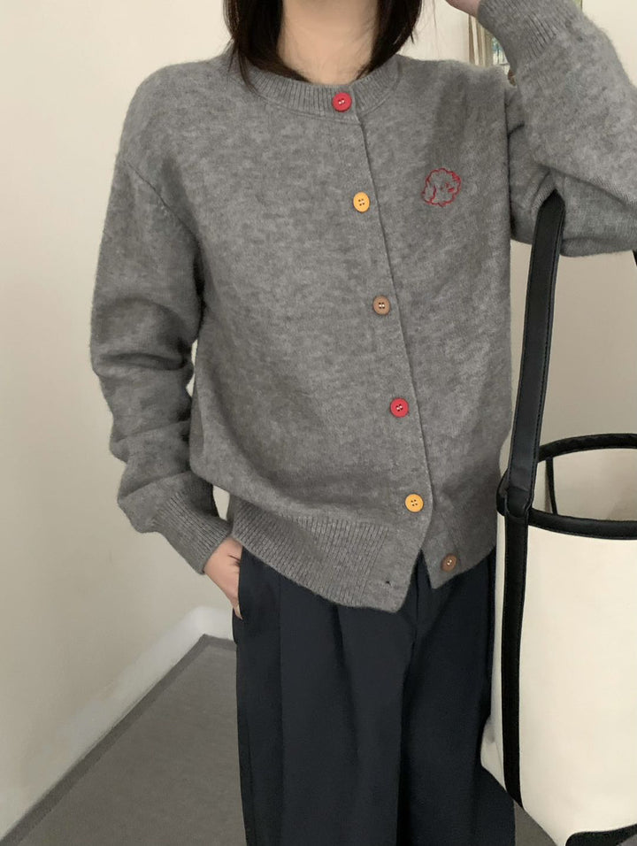 Damen kuschelige Strickjacke mit knöpfbarem Ausschnitt und gesticktem Motiv Drune