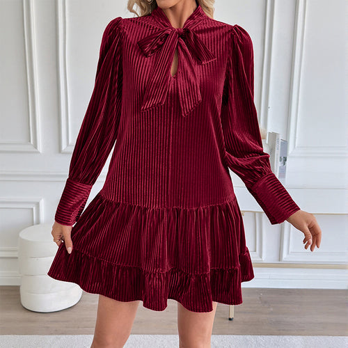 Damen luxuriöses Samtkleid mit Schleifenkragen und Rüschendetails Drune