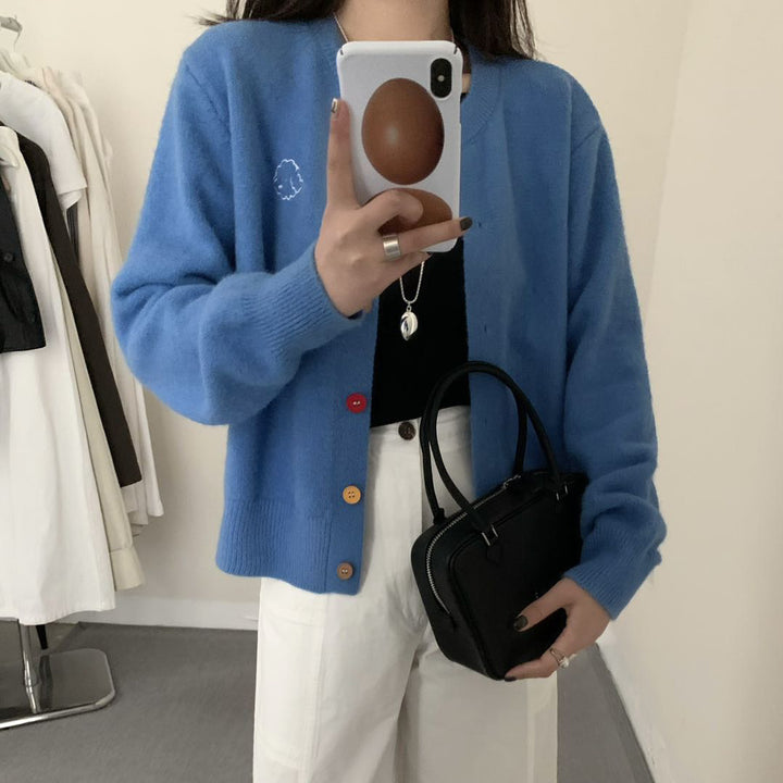 Damen kuschelige Strickjacke mit knöpfbarem Ausschnitt und gesticktem Motiv Drune