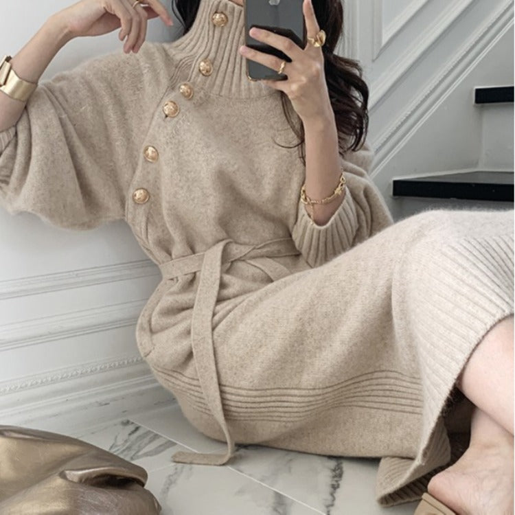 Damen Strickkleid mit hohem Kragen und dekorativen Knöpfen Drune