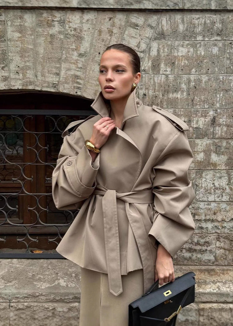 Drune | Gürtelter cropped Trenchcoat