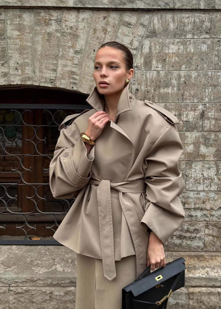 Drune | Gürtelter cropped Trenchcoat