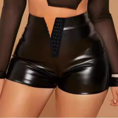 Damen Hochtaillierte Kunstleder-Shorts mit dekorativem Knopfverschluss Drune