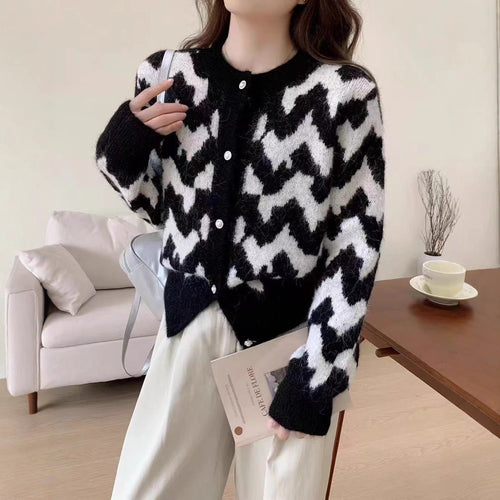 Damen Strickjacke mit modernem Zickzackmuster und dekorativen Knöpfen Drune