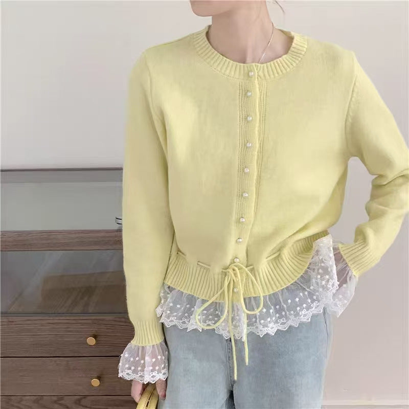 Damen Strickjacke mit Rüschendetails und dekorativen Perlenknöpfen Drune