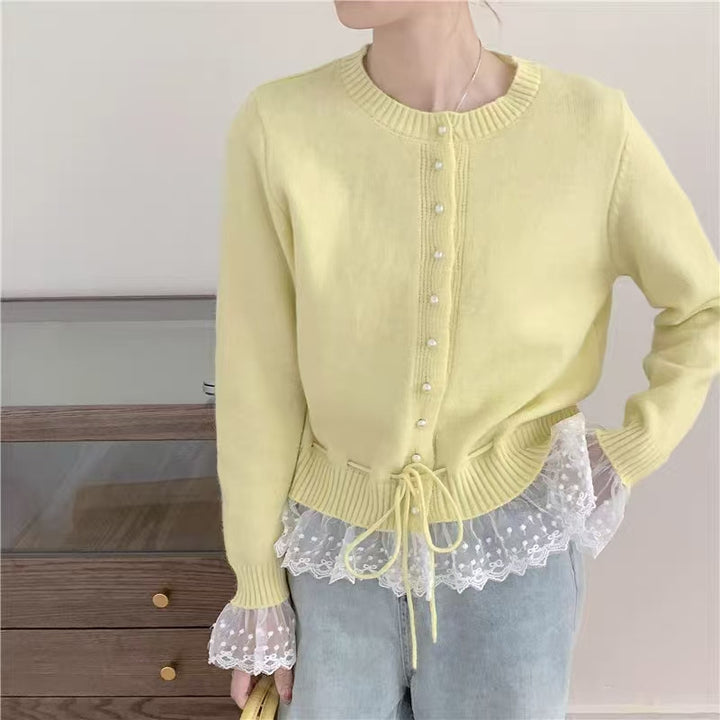 Damen Strickjacke mit Rüschendetails und dekorativen Perlenknöpfen Drune