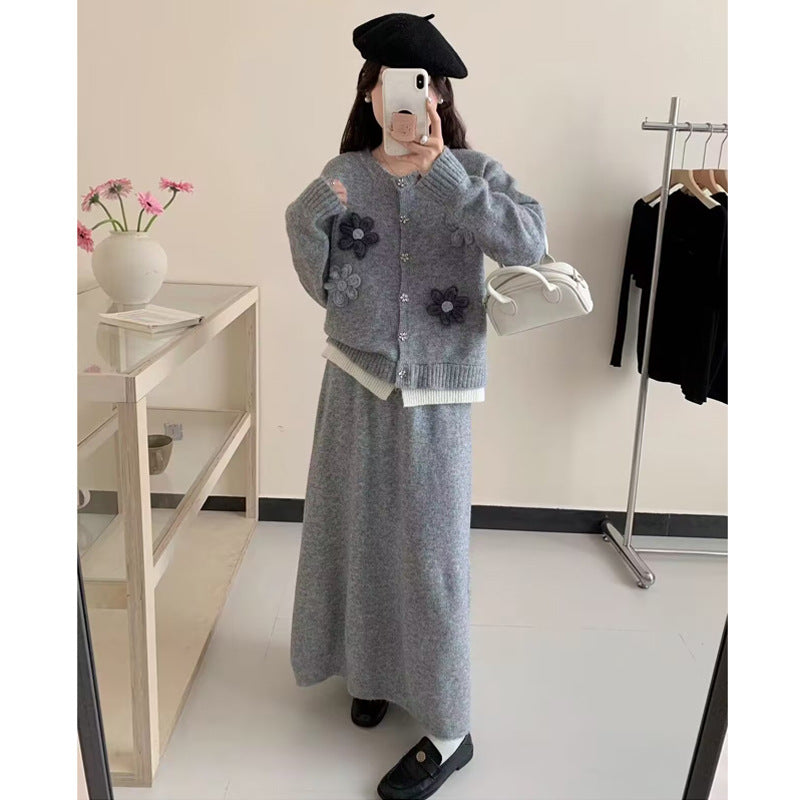 Damen Strickjacke mit floralen Applikationen und Maxi-Rock Drune