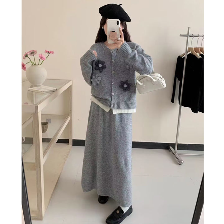 Damen Strickjacke mit floralen Applikationen und Maxi-Rock Drune