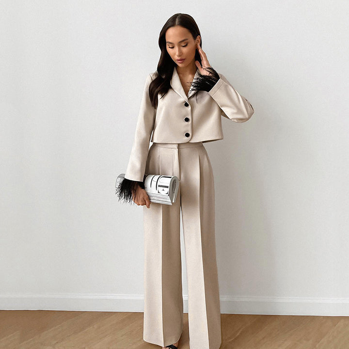 Damen schickes Anzug-Set mit eleganten Federn an den Ärmeln und hohem Bund Drune