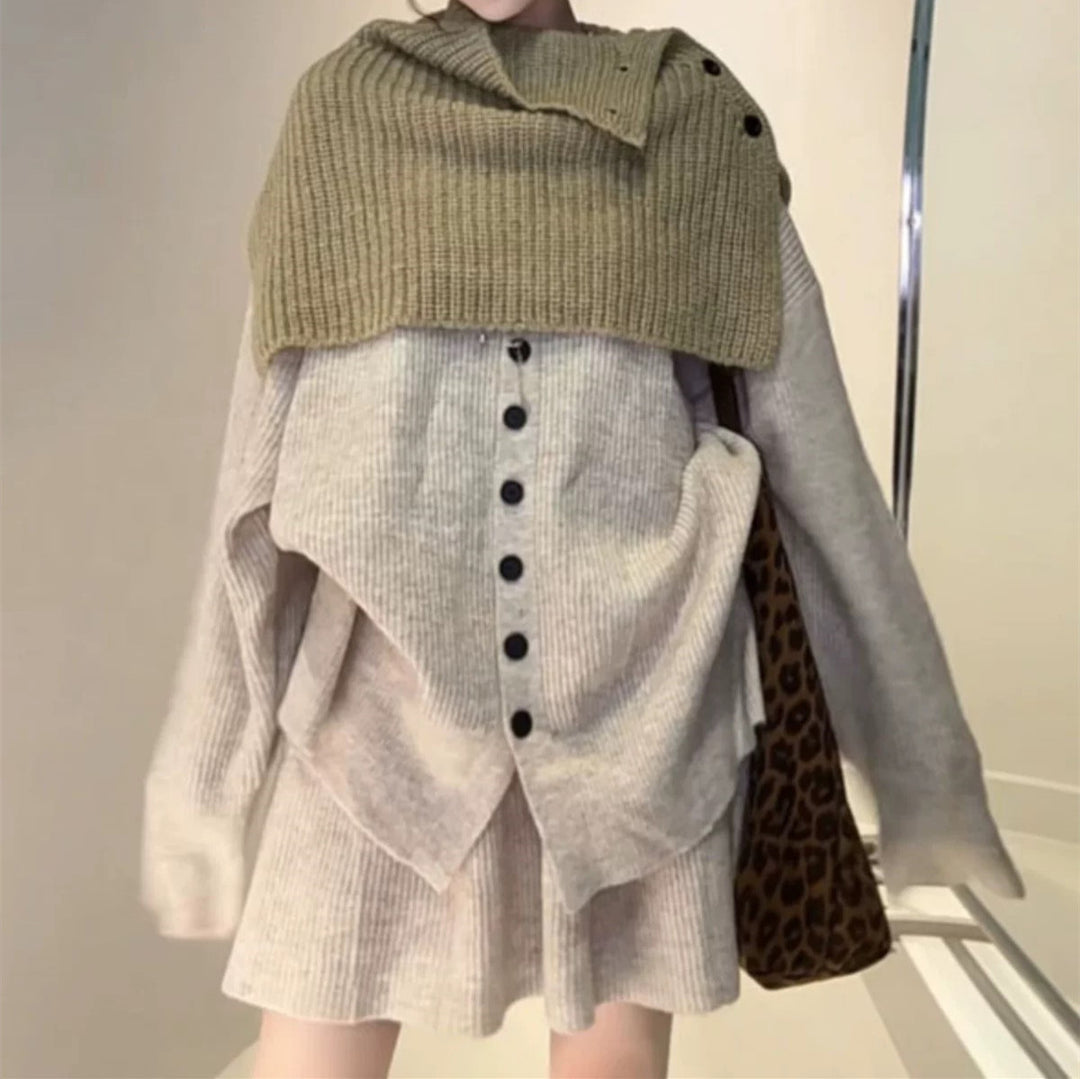 Damen Strickensemble mit kontrastierenden Pullover-Lagen und eleganter Knopfleiste Drune