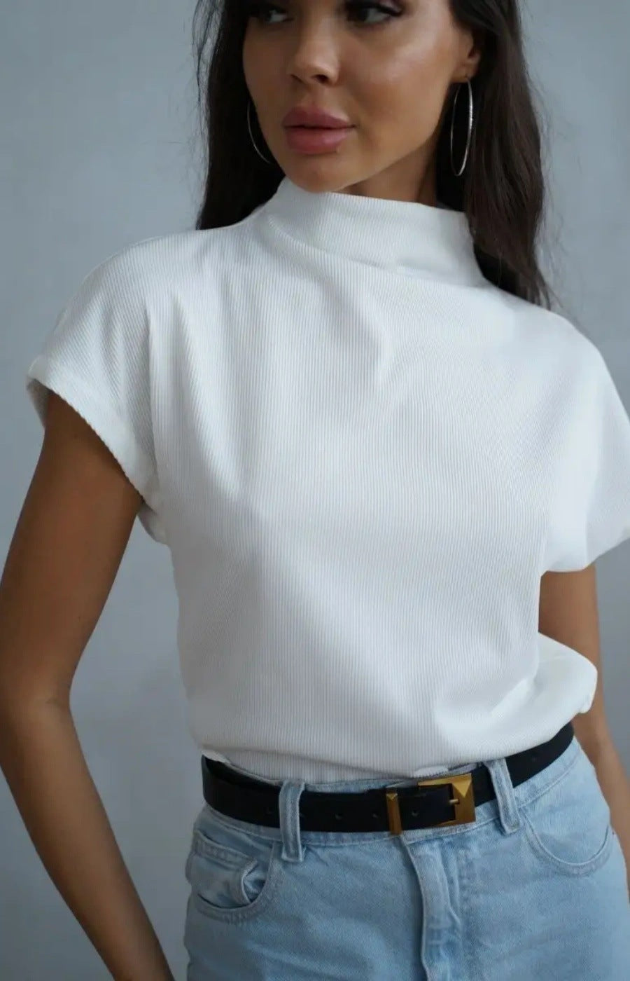 Damen modisches Kurzarm-Shirt mit hochgeschlossenem Kragen und elegantem Schnitt