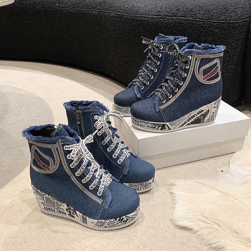 Damen nan Denim-Keilstiefelette mit Plateausohle im Zeitungsprint, Fransenabschluss und seitlichem Reißverschluss Drune