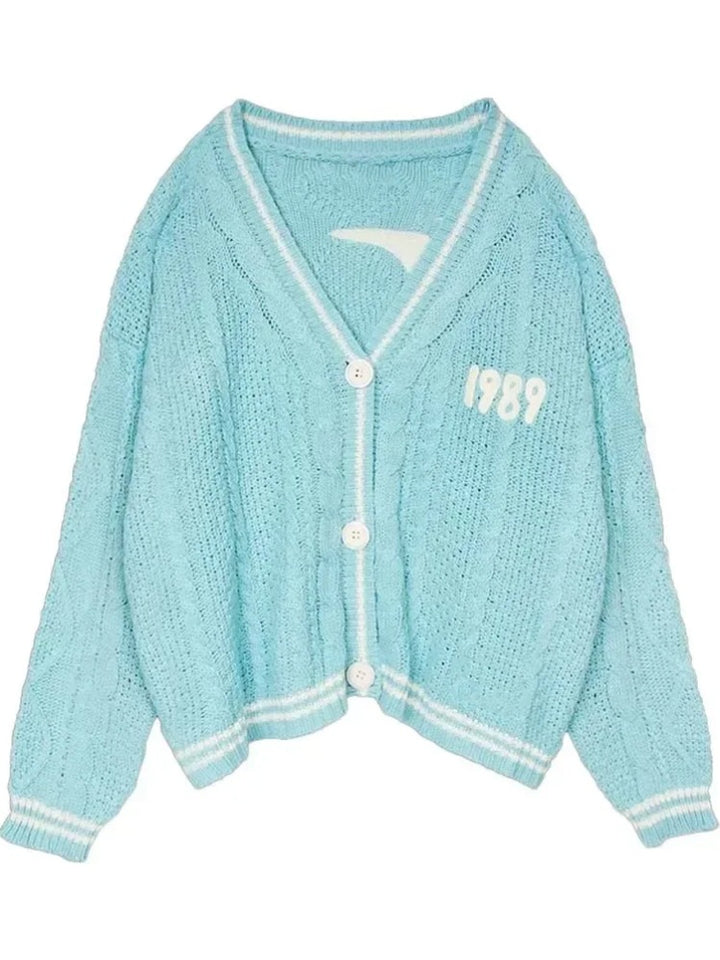 Damen nan kurze gestrickte V Ausschnitt Strickjacke mit Zopfmuster und Perlmuttknöpfen Drune