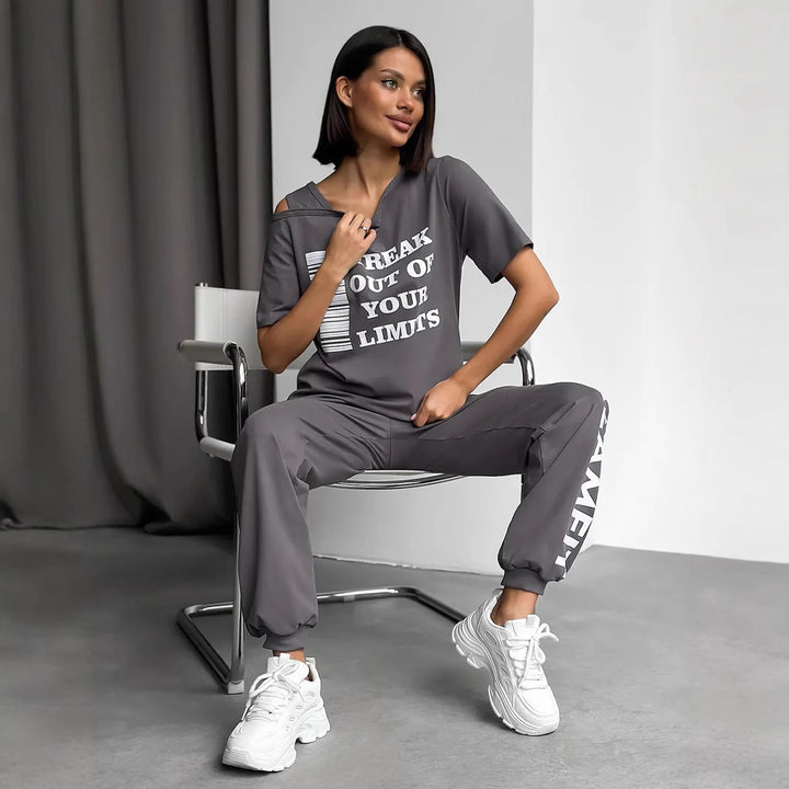 Damen Sportlicher Lounge-Anzug mit modischen Cut-Out-Ärmeln und Statement-Druck Drune