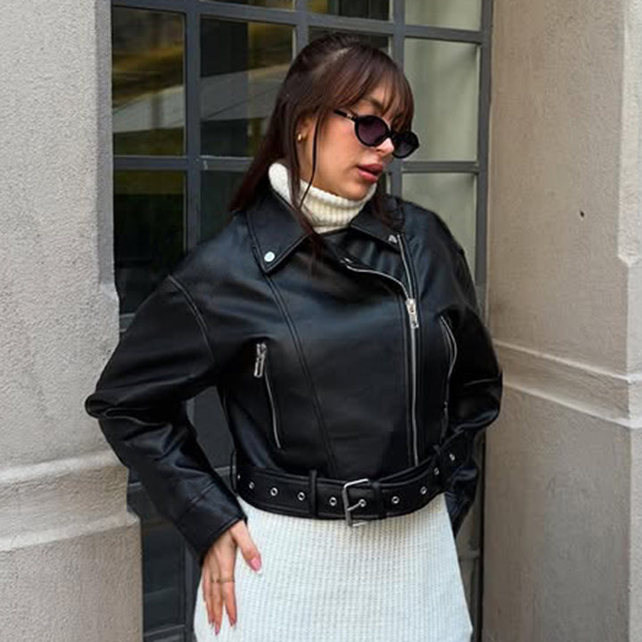 Damen nan taillierte Bikerjacke aus Kunstleder mit asymmetrischem Reißverschluss, metallischen Details und Taillengürtel Drune