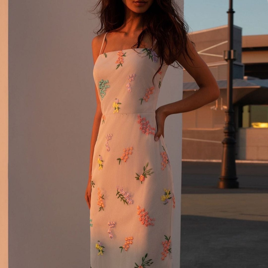 Damen Maxikleid mit floraler Handstickerei und zartem Trägerdesign Drune