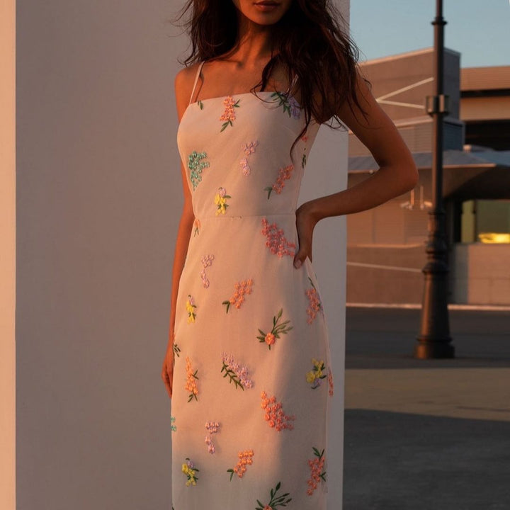 Damen Maxikleid mit floraler Handstickerei und zartem Trägerdesign Drune