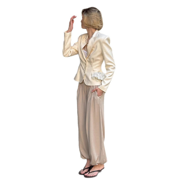 Damen eleganter Blazer mit taillierten Details und feinen Knopfakzenten Drune
