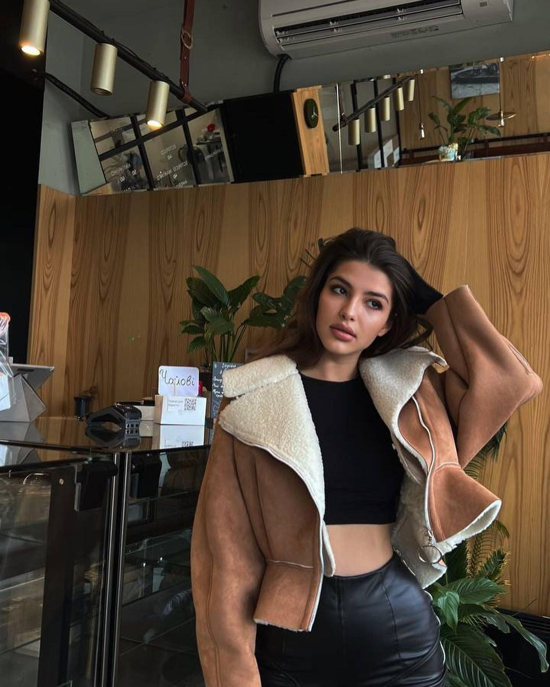 Damen trendige Kurzjacke mit flauschigem Innenfutter und Reißverschluss Drune