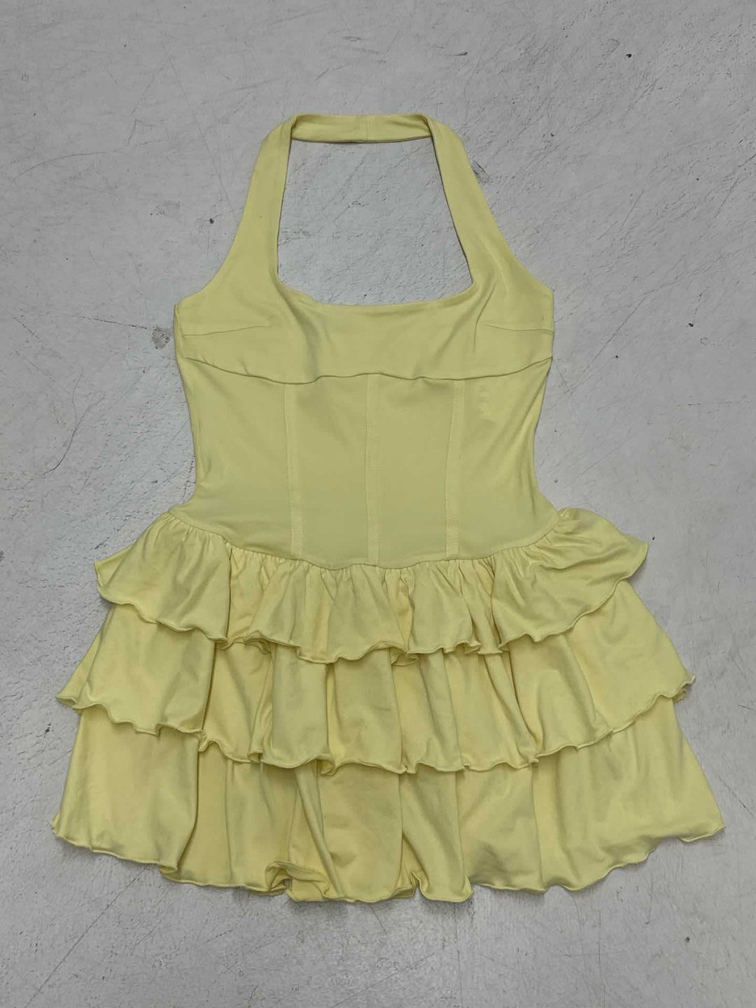 Damen Rapunzel-Kleid mit voluminösem Rüschendesign und tiefem Halterneck Drune