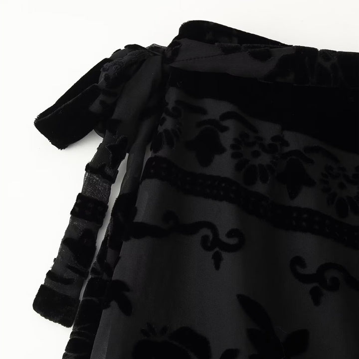 Damen eleganter Samtrock mit fransenverzierten Details und seitlichem Bindegürtel Drune