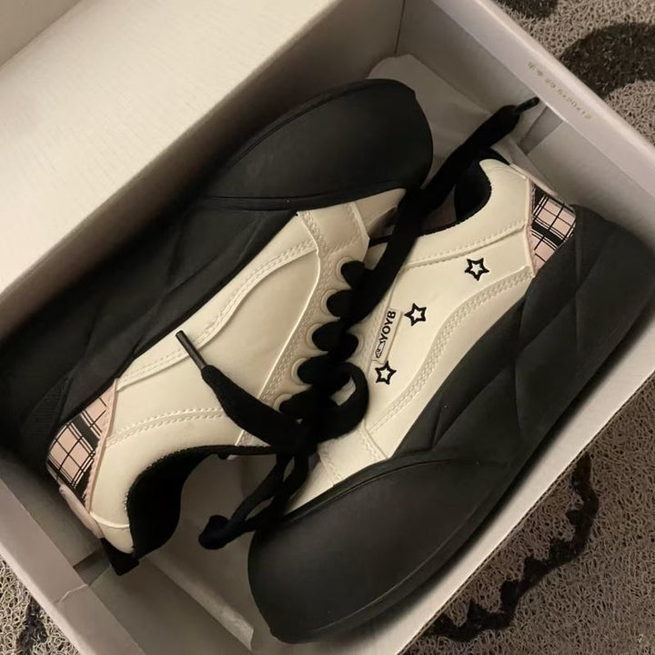 Damen Hochfront Sneaker mit trendigem Plateau und Sternen-Applikationen Drune