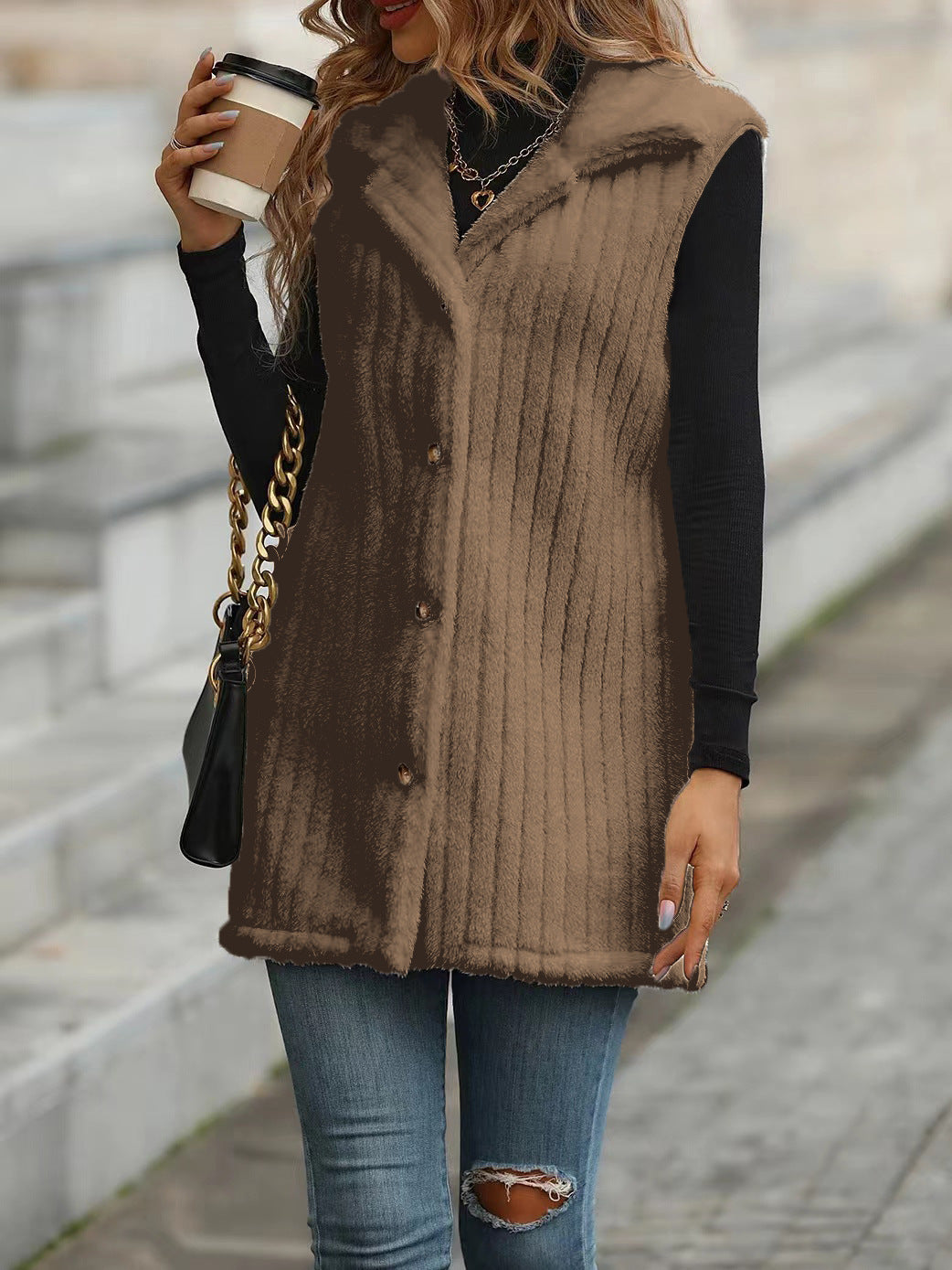 Damen Strickweste mit samtiger Oberfläche und modernen Knopfdetails Drune
