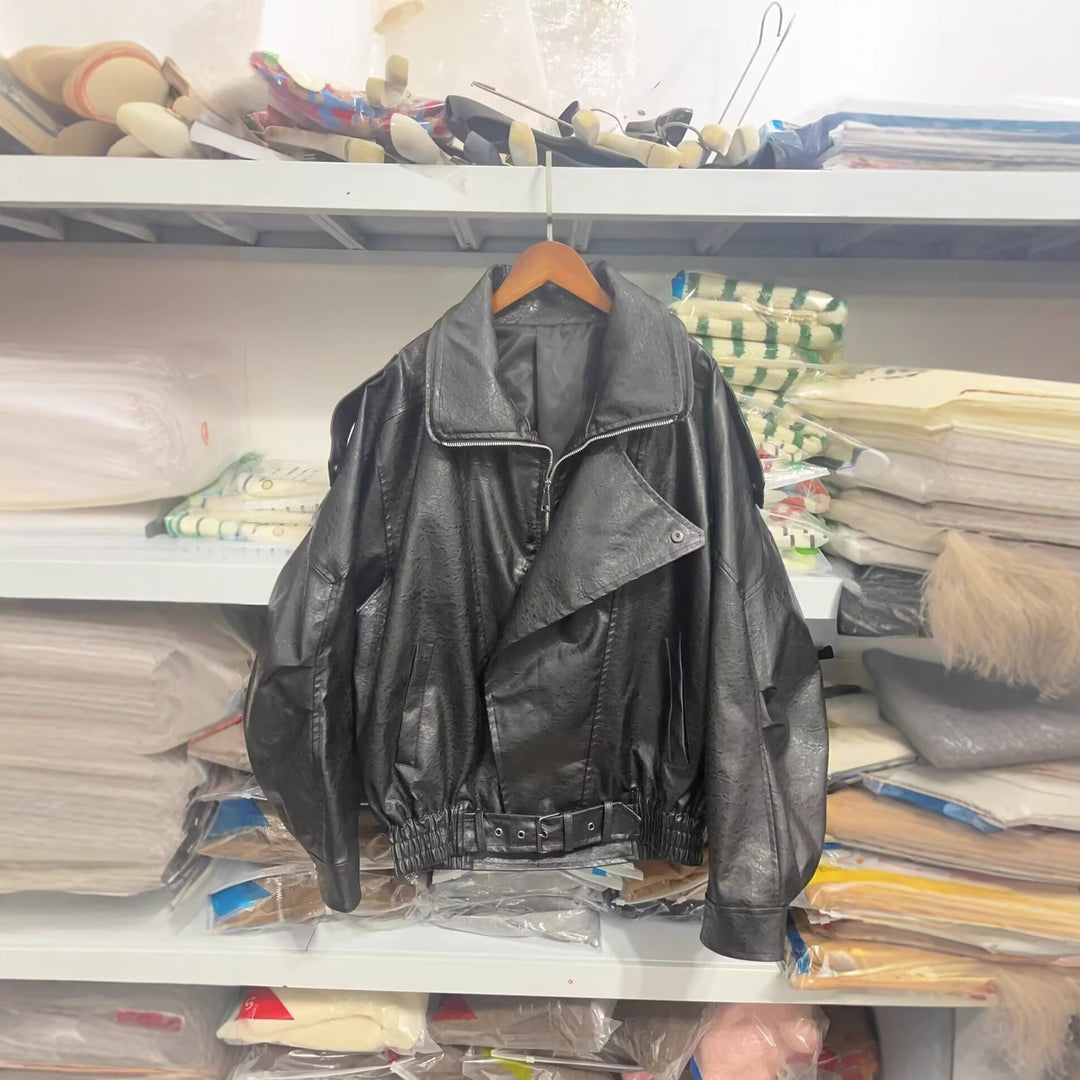 Damen modische Kunstlederjacke mit asymmetrischem Schnitt und dekorativem Gürtel Drune
