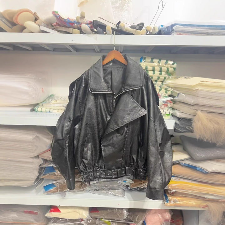 Damen modische Kunstlederjacke mit asymmetrischem Schnitt und dekorativem Gürtel Drune
