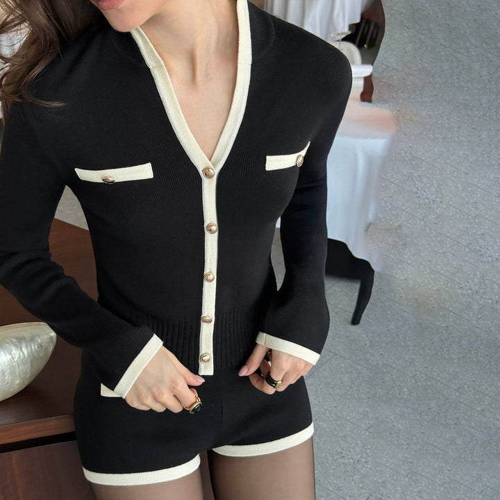 Damen Hosenanzug mit eleganten Knopfdetails und kontrastierenden Akzenten Drune